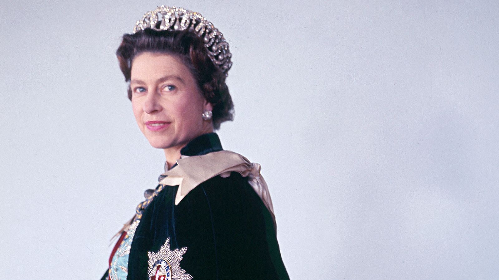 Крал Чарлз отдава почит на кралица Елизабет II на първата годишнина от смъртта й