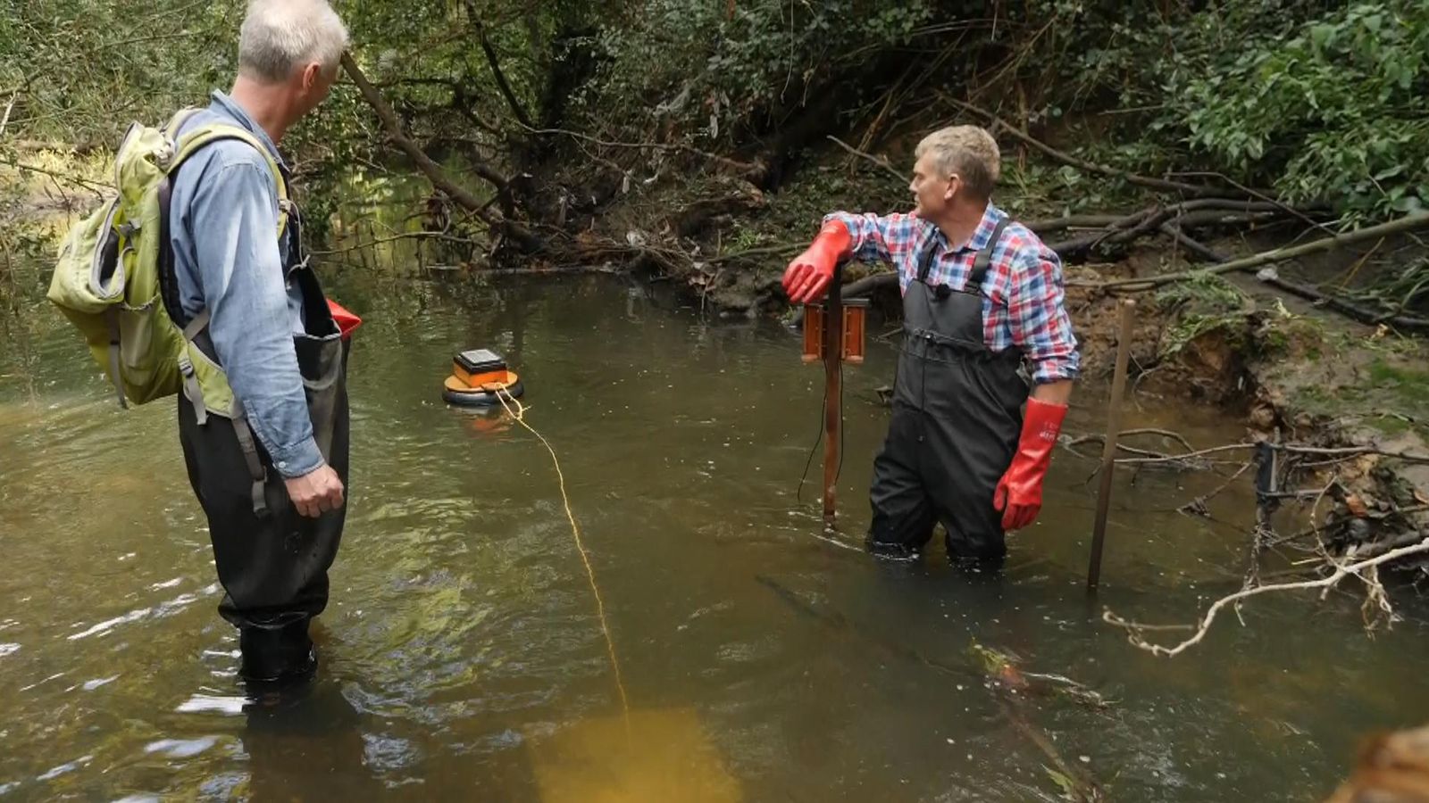 Замърсяване с отпадъчни води: Граждани еко-войни, въоръжени с бюджетен навес техническа патрулна вълнуваща река фронтова линия