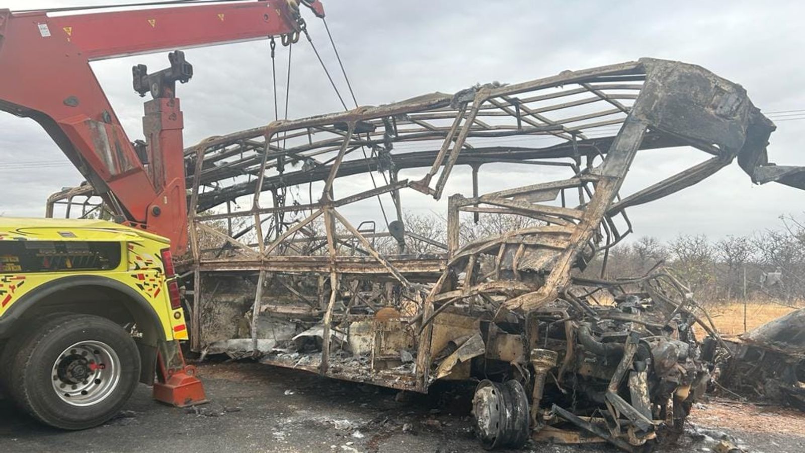20 души загинаха, след като автобус, превозващ работници от диамантена мина, катастрофира в Южна Африка