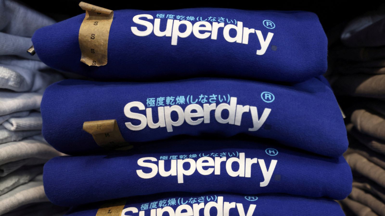 Страхове за бъдещето на „супер мокрия“ Superdry, тъй като акциите падат до рекордно ниско ниво