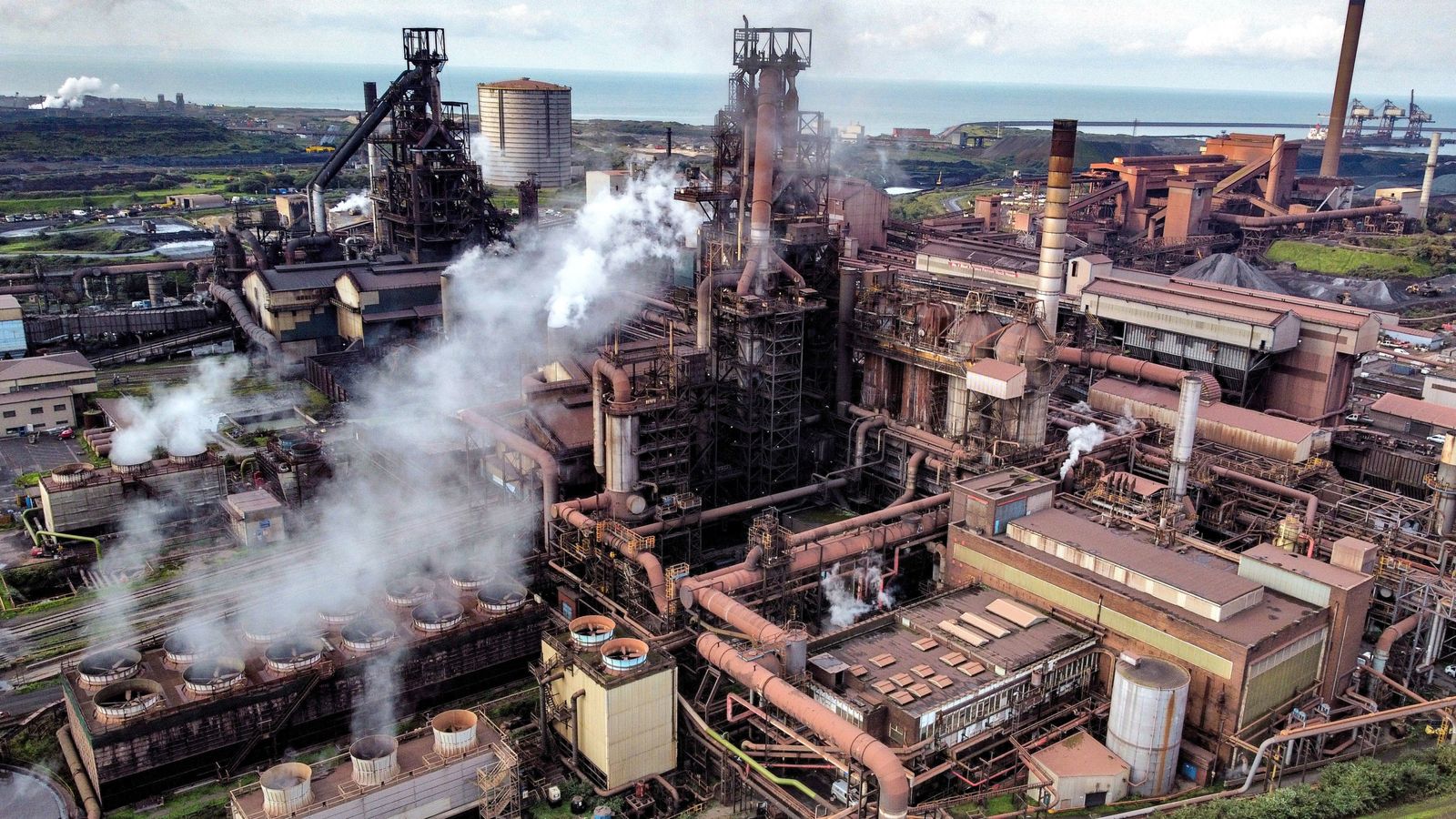 Tata Steel: Хиляди стоманодобивни работници в Порт Талбот са изложени на риск да загубят работата си въпреки сделката за спасяване на завода