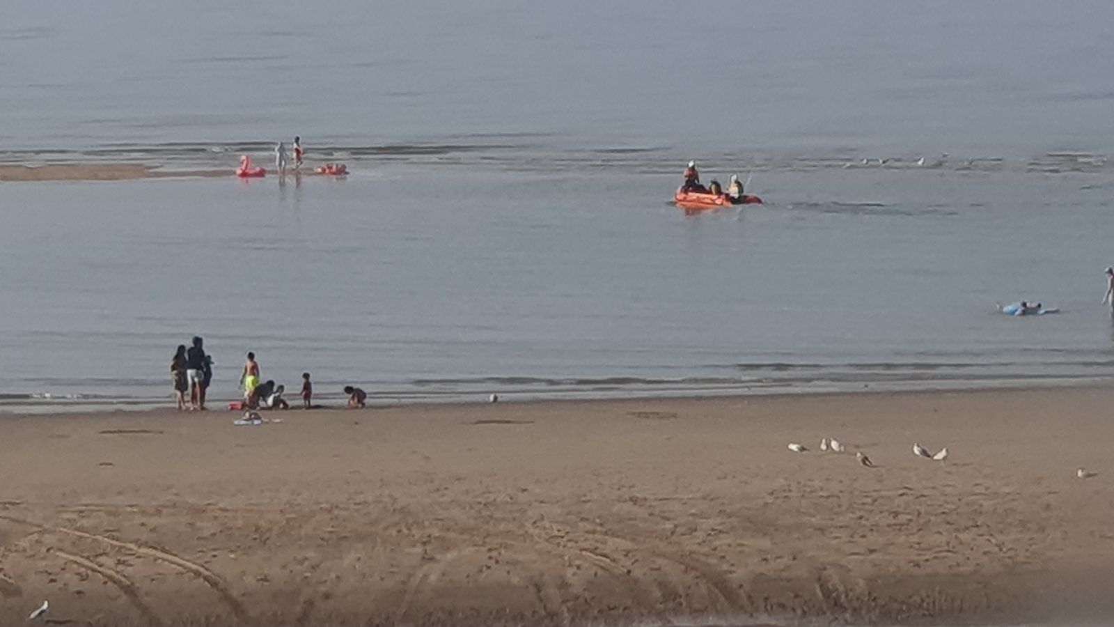 Над 100 души бяха спасени, след като идващият прилив ги остави блокирани на плажа в Уелс