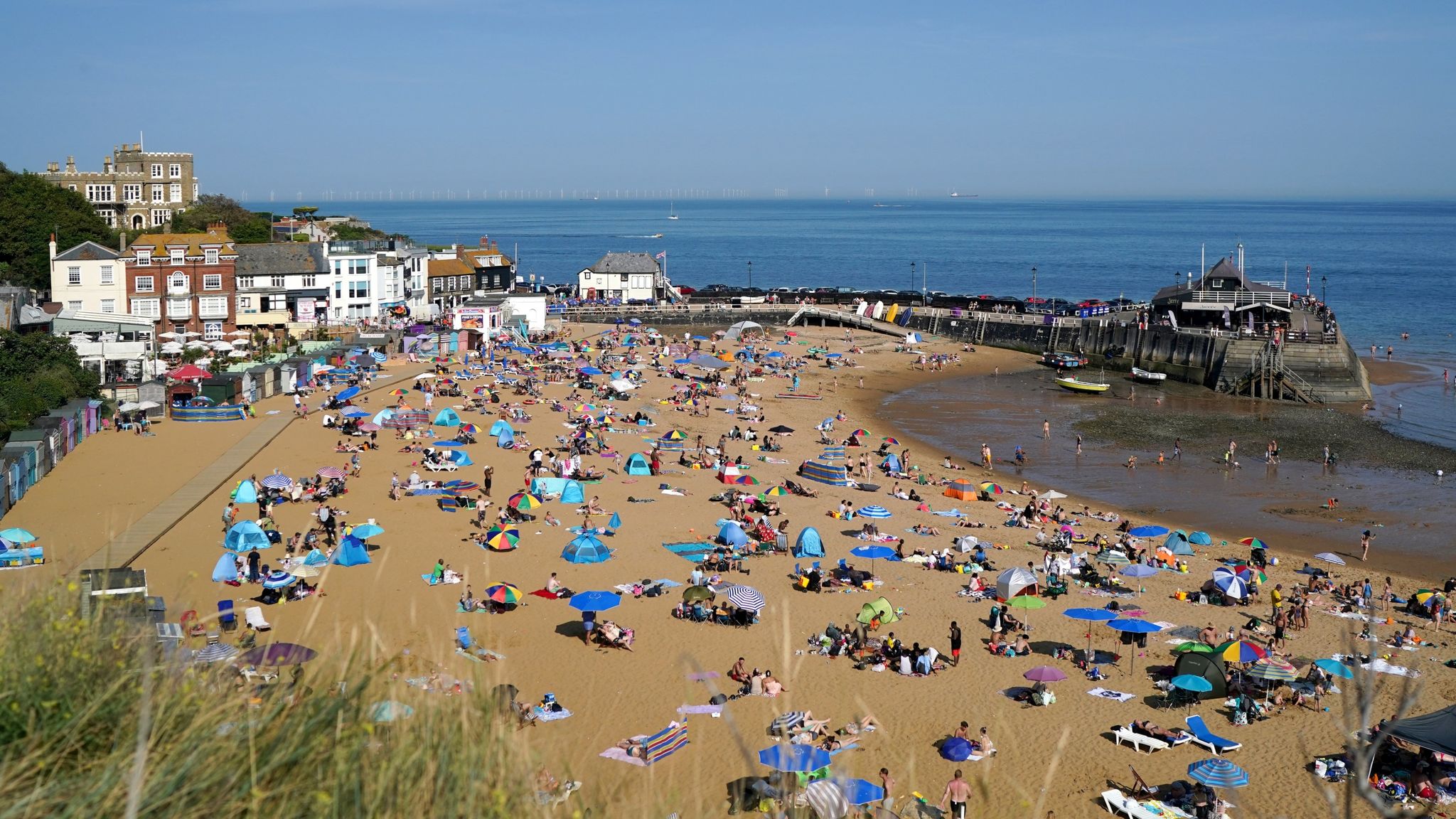 UK weather: Beaches packed as seventh day of 'unprecedented' heatwave ...