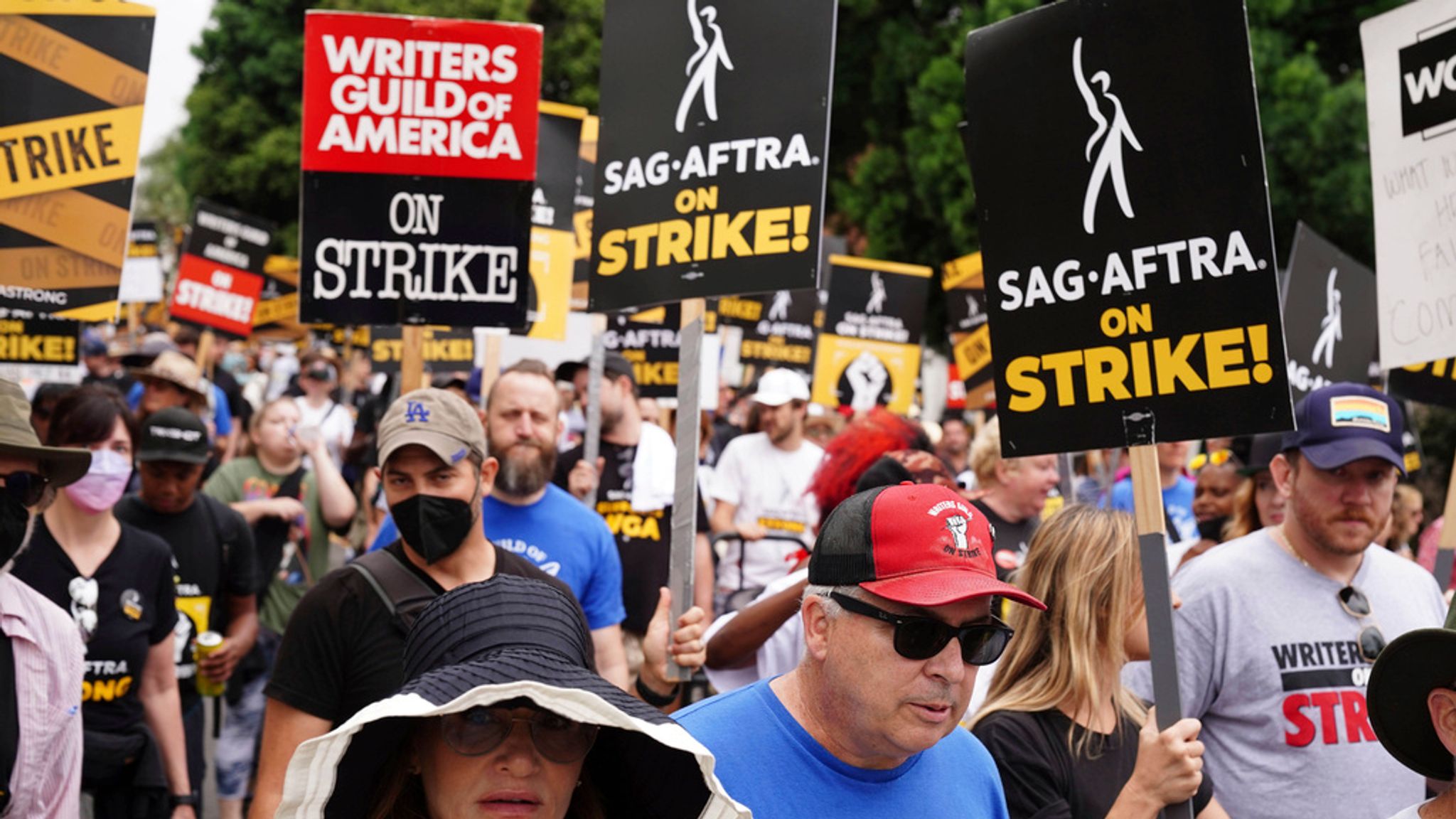 Hollywood writers agree to end fivemonth strike after new studio deal(02)