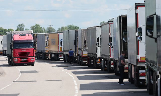 Estija prisijungia prie kitų Baltijos šalių, uždrausdama įvažiuoti transporto priemonėms su rusiškais numeriais