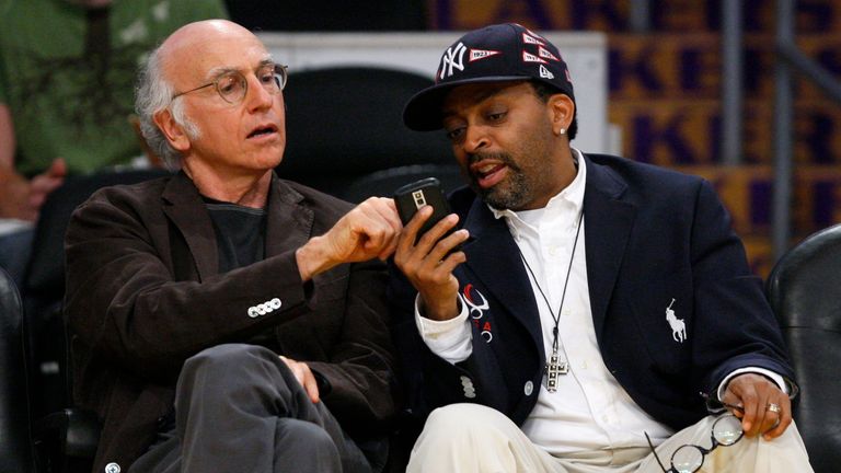 Writer/Actor Larry David (L) has a look at director Spike Lee's blackberry phone as they sit courtside at Game 1 of the NBA Western Conference final basketball playoff game between the Los Angeles Lakers and the Denver Nuggets in Los Angeles, May 19, 2009. REUTERS/Lucy Nicholson (UNITED STATES ENTERTAINMENT SPORT BASKETBALL)
