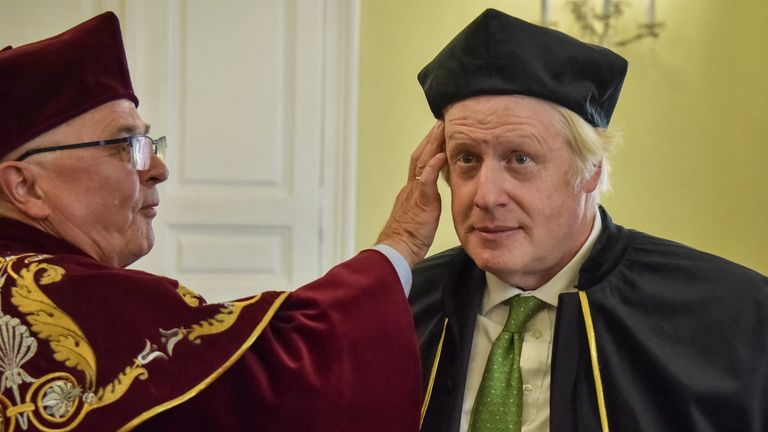 Former British Prime Minister Boris Johnson prepares for the awarding of the honorary title "Doctor Honoris Causa of the Ivan Franko National University of Lviv", amid Russia&#39;s attack on Ukraine, in Lviv, Ukraine September 9, 2023. REUTERS/Pavlo Palamarchuk
