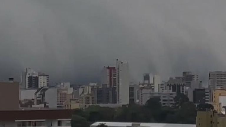 Massive shelf cloud moves over Brazilian city 
