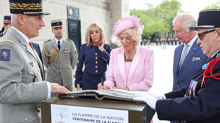 The Queen signed the &#39;Livre d&#39;Or&#39; or the &#39;Golden Book&#39; at the Arc de Triomphe