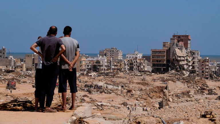 Une vue montre des personnes regardant les zones endommagées, à la suite des inondations à Derna, Libye le 14 septembre 2023. REUTERS/Esam Omran Al-Fetori IMAGES TPX DU JOUR