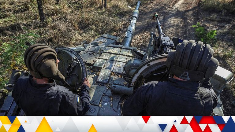 Ukrainian servicemen ride a tank, amid Russia&#39;s attack on Ukraine, in Donetsk region, Ukraine September 28, 2023. REUTERS/Oleksandr Ratushniak