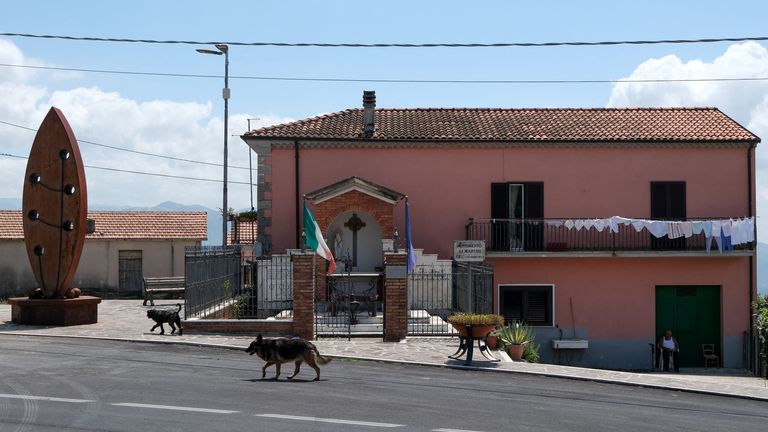 Un mémorial sur le site où les hommes ont été tués