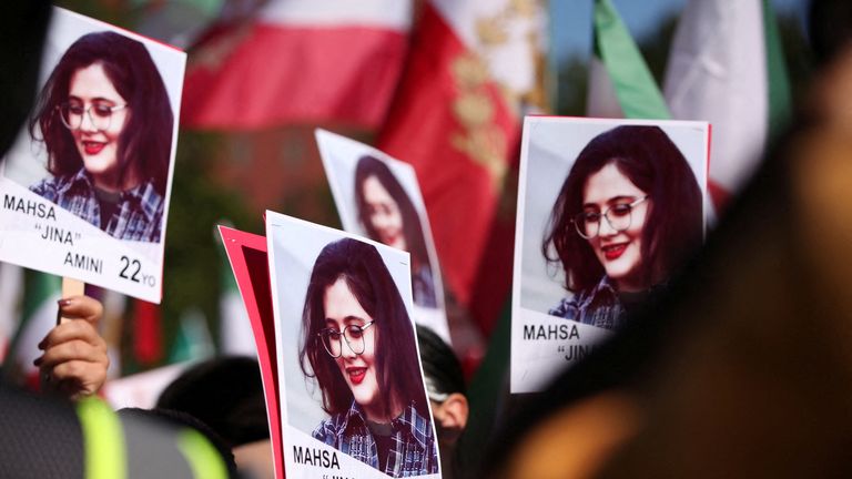 Supporters of women&#39;s rights in Iran raise signs with Mahsa Amini&#39;s picture on the anniversary of her death during a protest outside the White House, in Washington, U.S., September 16, 2023. REUTERS/Allison Bailey NO RESALES. NO ARCHIVES.