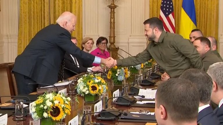 Joe Biden serre la main de Volodymyr Zelenskyy à Washington DC