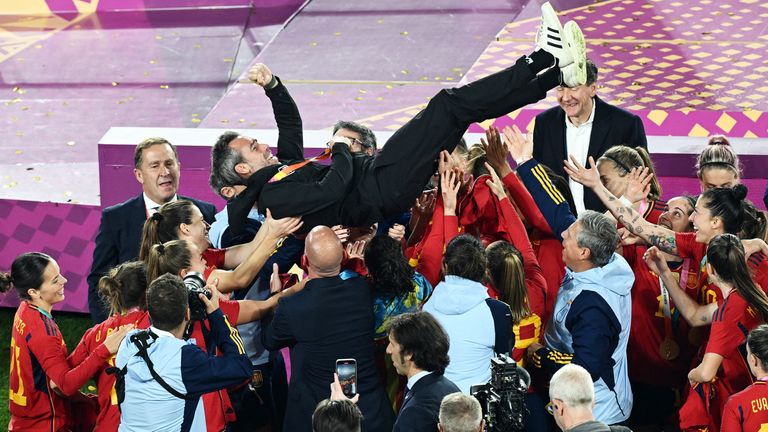 Jorge Vilda celebrates with the team after winning 