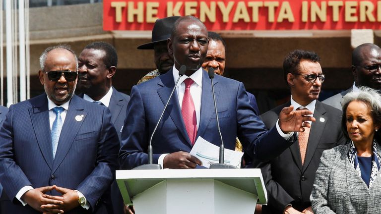 Kenya&#39;s President William Ruto, flanked by African leaders, addresses the media after the close of the Africa Climate Summit (ACS) 2023 at the Kenyatta International Convention Centre (KICC) in Nairobi, Kenya, September 6, 2023. REUTERS/Monicah Mwangi
