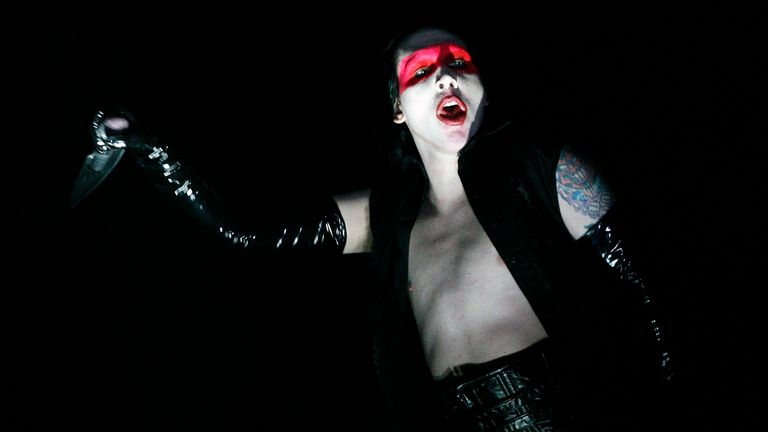 U.S. rock star Marilyn Manson performs during a concert in Bogota September 22, 2007. REUTERS/Daniel Munoz (COLOMBIA)
