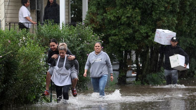 Heavy rain causes flooding in New York region