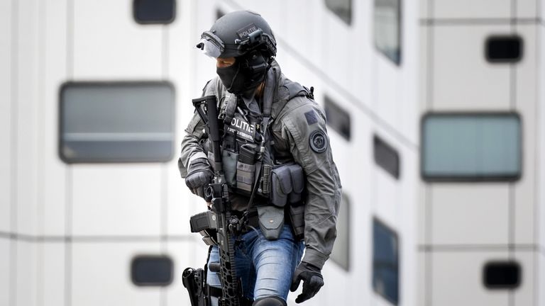 ROTTERDAM - Police officers from the special interventions department at the Erasmus MC Rotterdam on the Westzeedijk. A suspect has been arrested after two shooting incidents. One of the shooting incidents was at the Erasmus MC. A fire was also set there.

