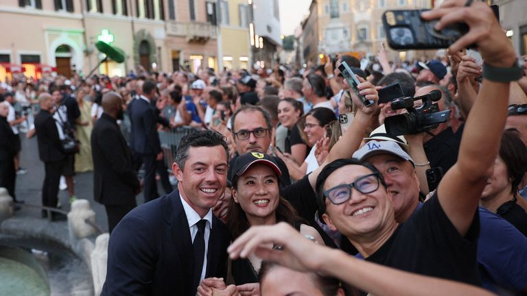 Team Europe&#39;s Rory McIlroy poses for photographs with fans at the Piazza di Spagna in Rome