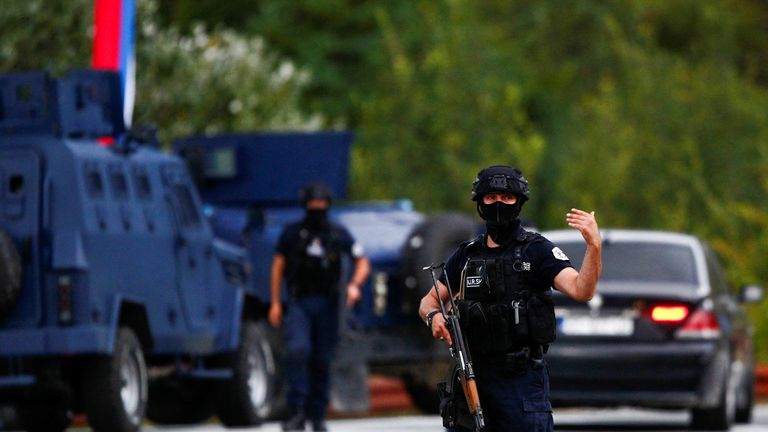 Oficerët e policisë patrullojnë pas të shtënave, në rrugën për në fshatin Banjska, Kosovë, 24 shtator 2023. REUTERS/Ognen Teofilovski
