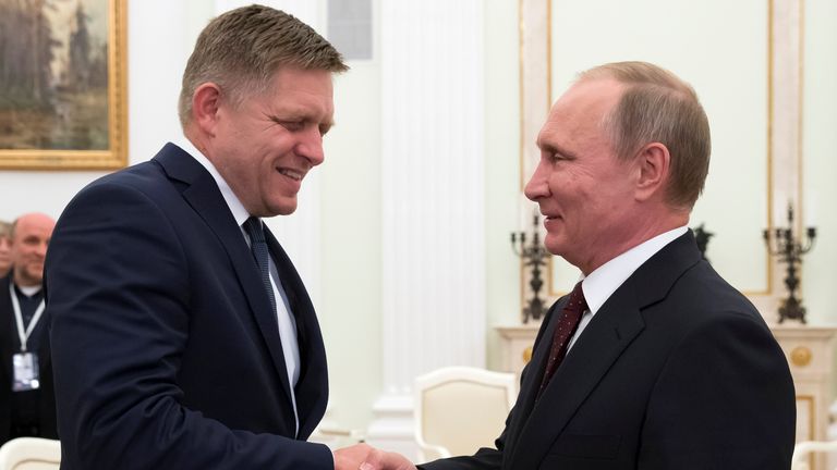 Russian President Vladimir Putin (R) shakes hands with Slovak Prime Minister Robert Fico during their meeting at the Kremlin in Moscow, Russia, August 25, 2016. REUTERS/Alexander Zemlianichenko/Pool
