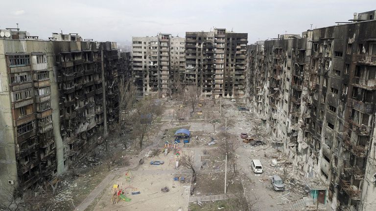 Una vista aérea muestra edificios residenciales que resultaron dañados durante el conflicto entre Ucrania y Rusia en la ciudad portuaria sureña de Mariupol, Ucrania, el 3 de abril de 2022. Fotografía tomada el 3 de abril de 2022. Fotografía tomada con un dron.  REUTERS/Pavel Klimov IMÁGENES TPX DEL DÍA