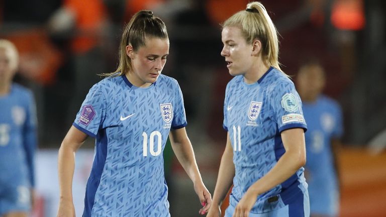Ella Toone and Lauren Hemp react during England&#39;s loss against Netherlands