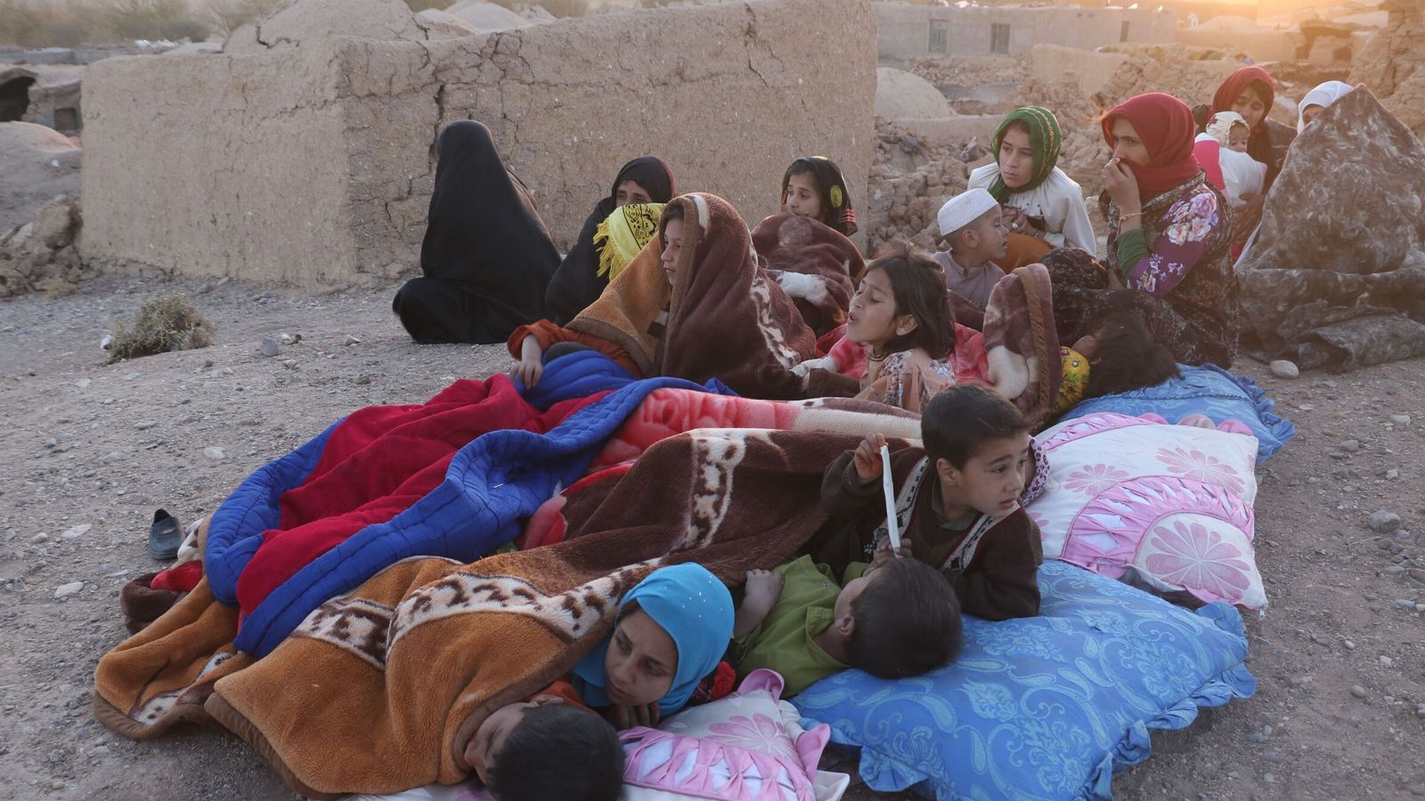 Talibowie: Ponad 2000 osób zginęło w wyniku trzęsień ziemi w Afganistanie |  wiadomości ze świata