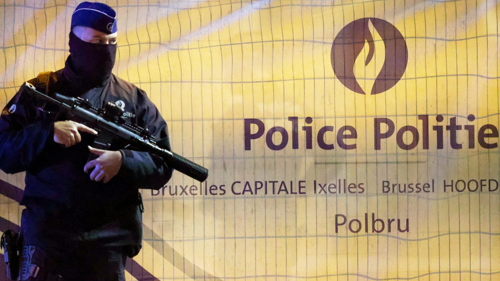 Изображение Полицай стои на пост докато белгийската полиция охранява района