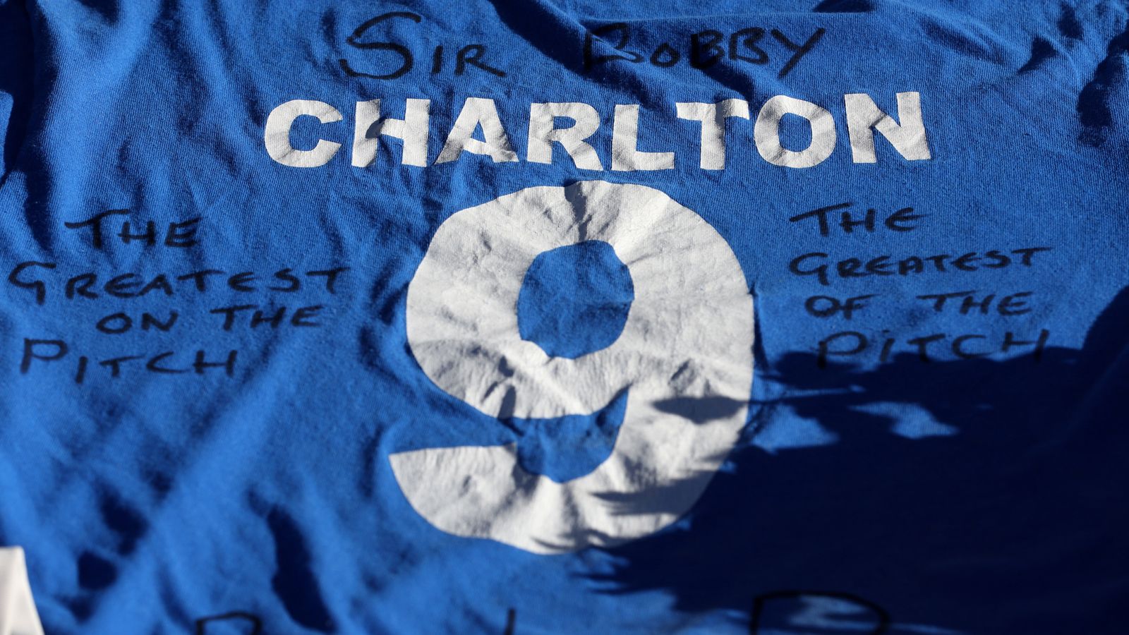 Sir Bobby Charlton: Fans flock to Old Trafford to pay their respects