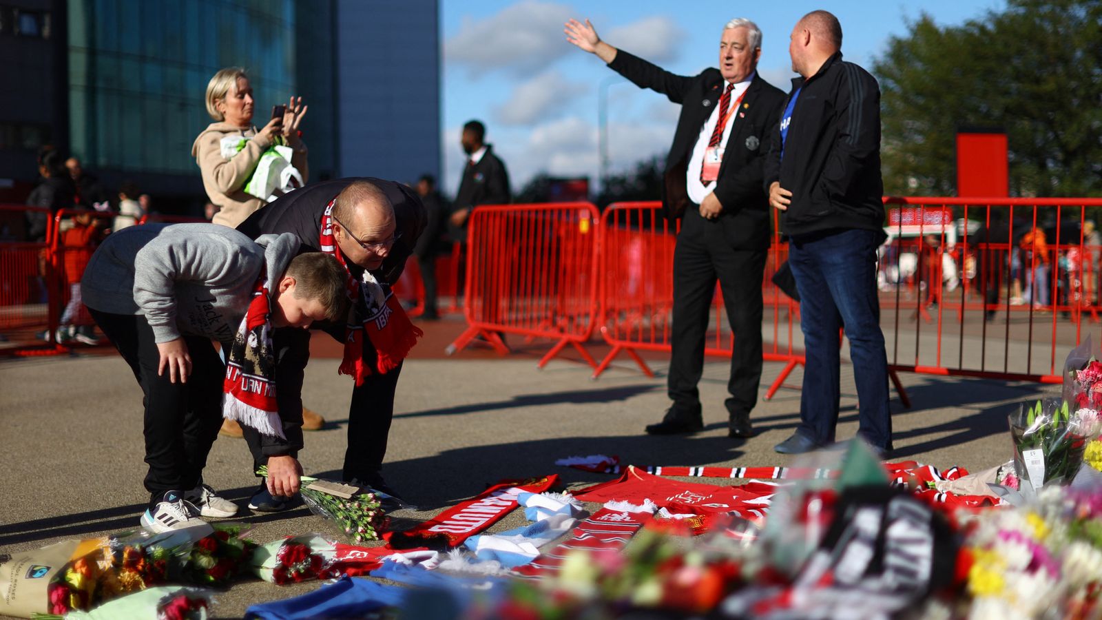 Sir Bobby Charlton: Fans flock to Old Trafford to pay their respects