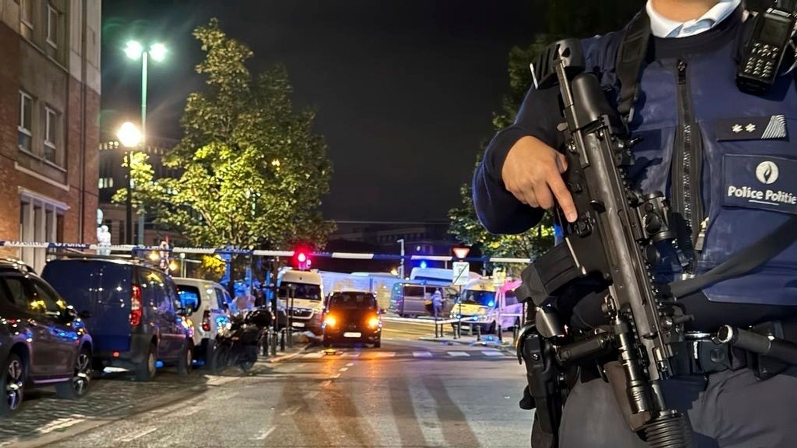 Brussel ‘op hoogste terreuralarm’ en voetbalfans gevraagd om in stadions te blijven nadat twee mensen zijn doodgeschoten |  Wereldnieuws