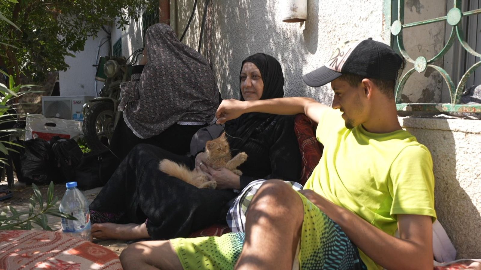 Изображение: Лама казва, че няма безопасно място в Газа Израел