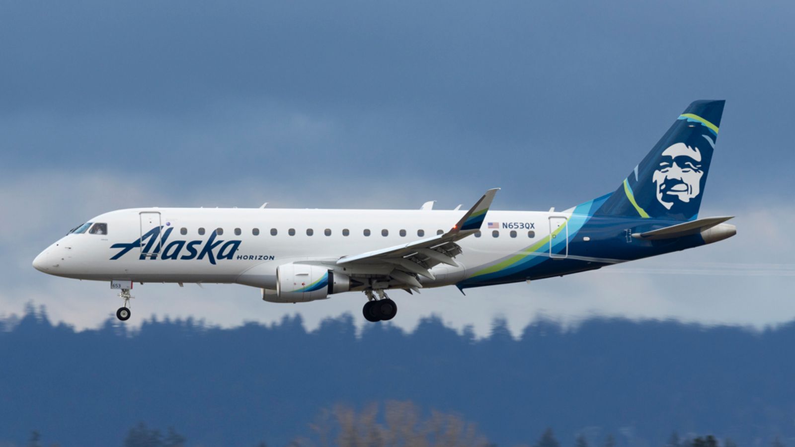 Off-duty Alaska Airlines pilot charged with attempted murder after allegedly trying to shut down plane's engines during flight