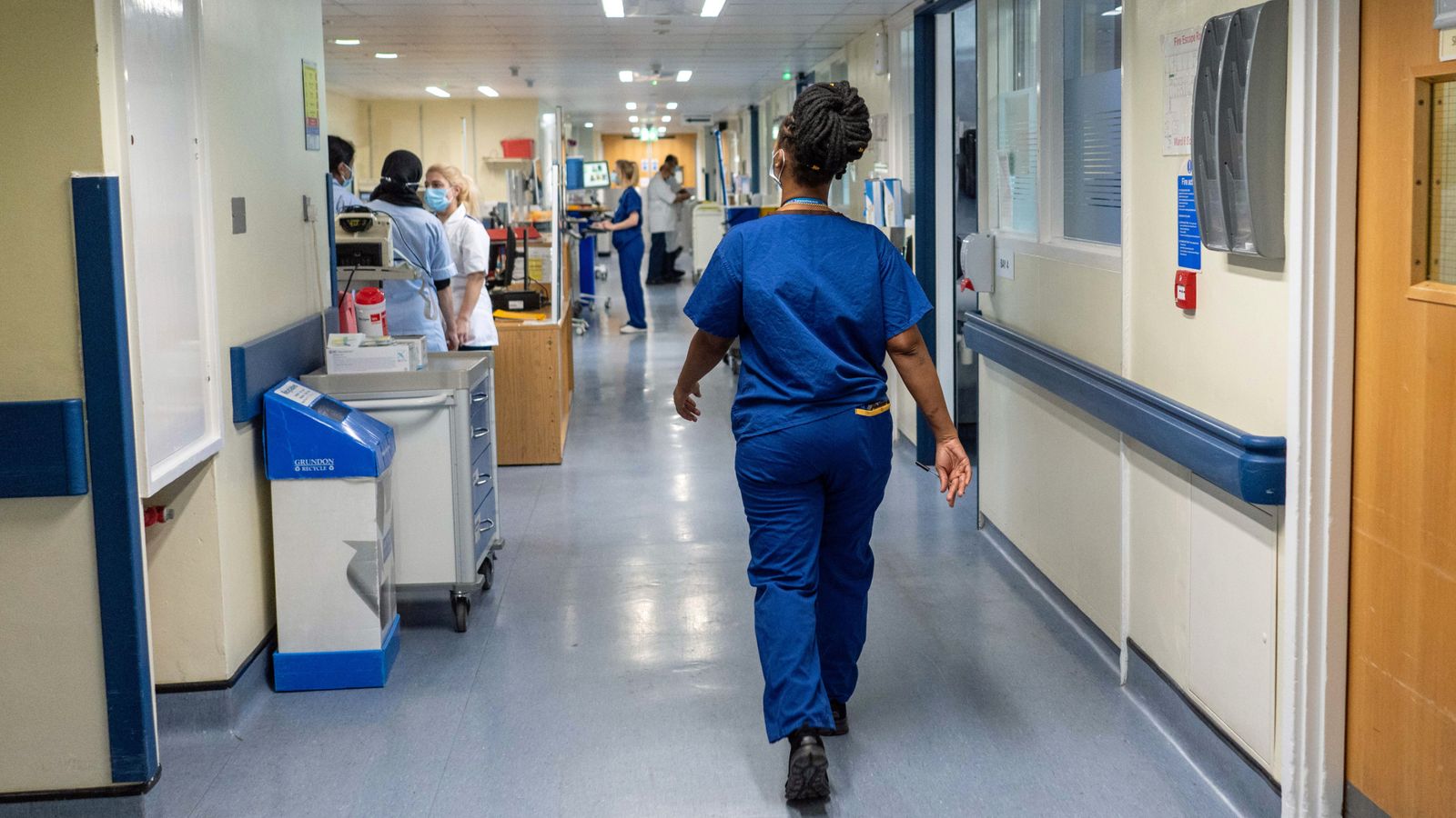 NHS: Какво показват последните данни за списъците с чакащи за лечение, болничните легла и времето за чакане на линейки?