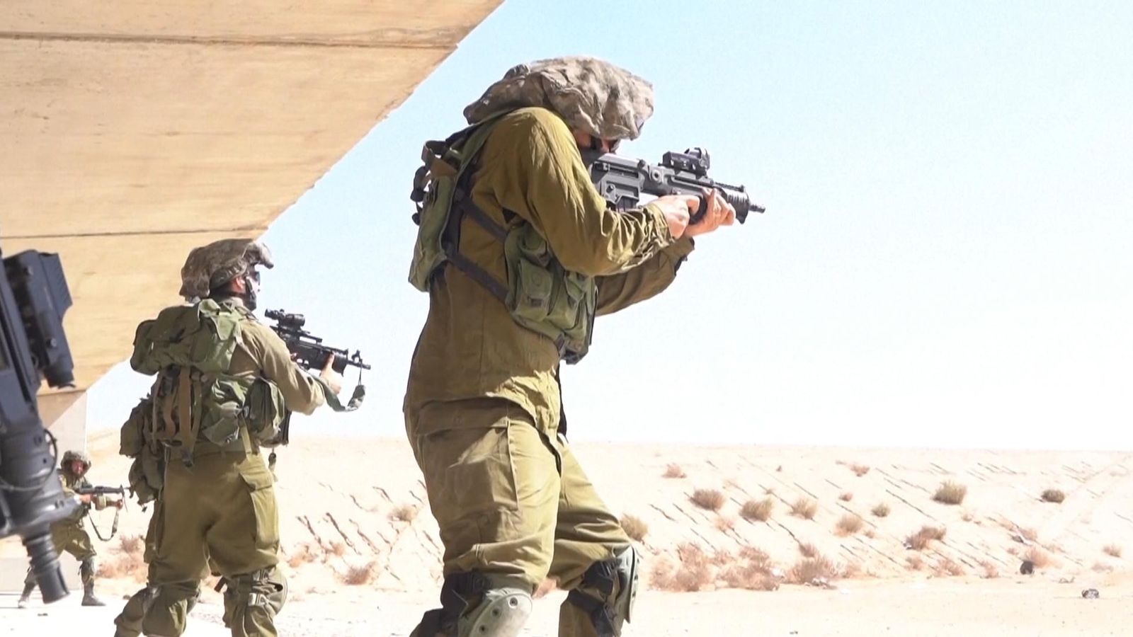 Изображение Израелски войник чете книга докато чака заповеди Пълномащабна сухопътна