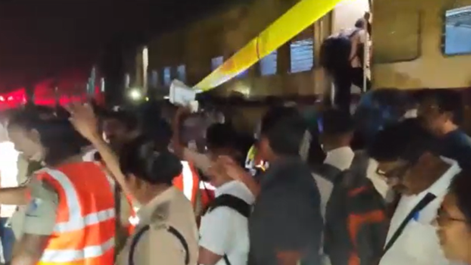 Според официални лица най-малко три железопътни вагона са дерайлирали.Няколко спасителни