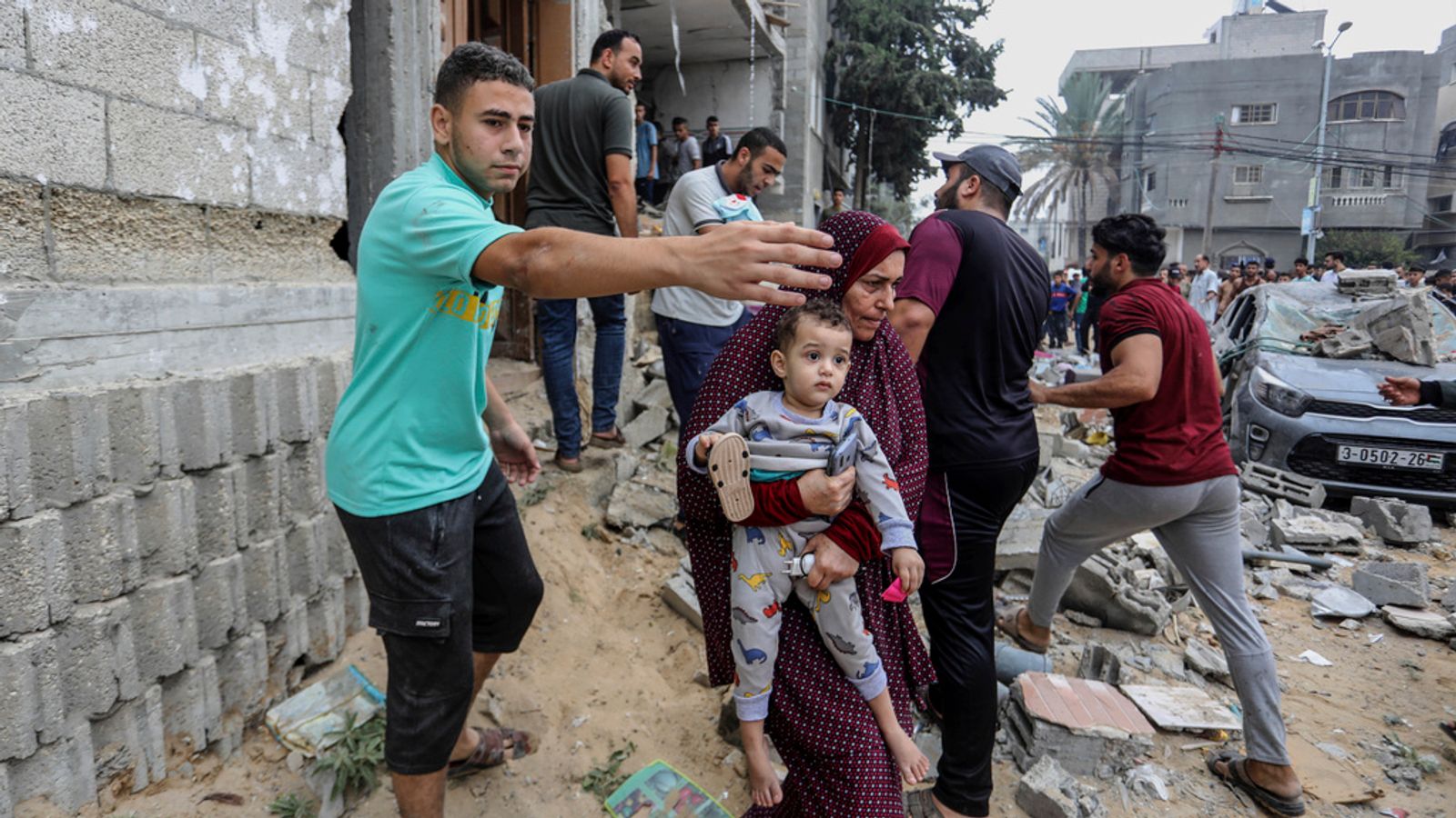 Niedawna wojna między Izraelem a Hamasem: „upadek” porządku cywilnego w wyniku szturmu „zdesperowanych” Gazańczyków na składy pomocy;  Ślady bezpośrednich walk w okolicy  wiadomości ze świata
