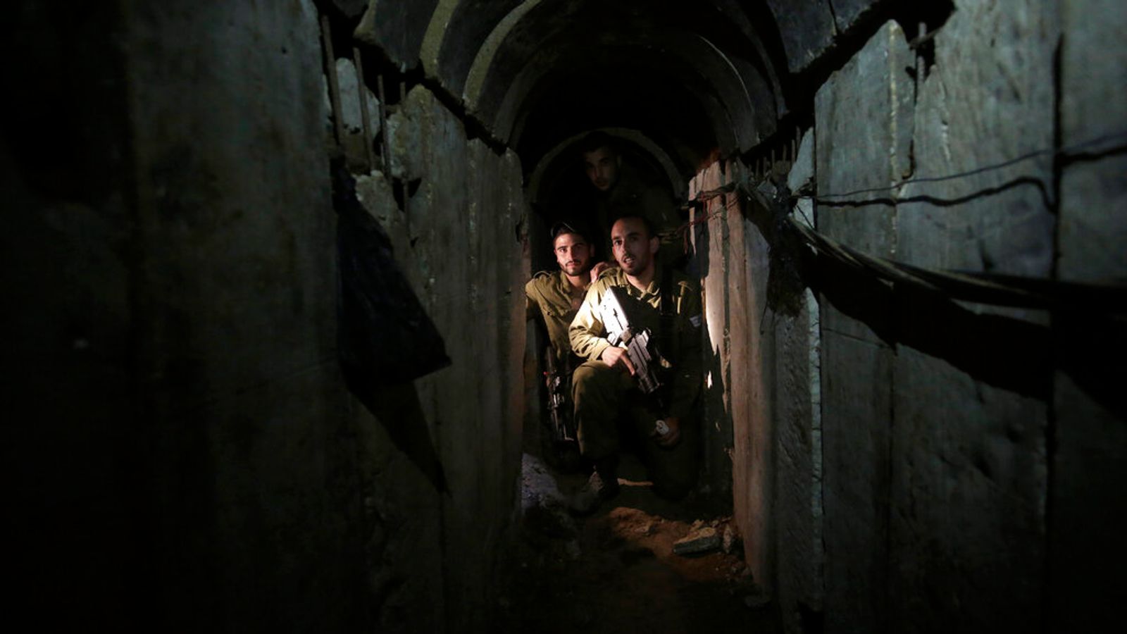 Изображение Израелски войници вървящи в един от тунелите описан като