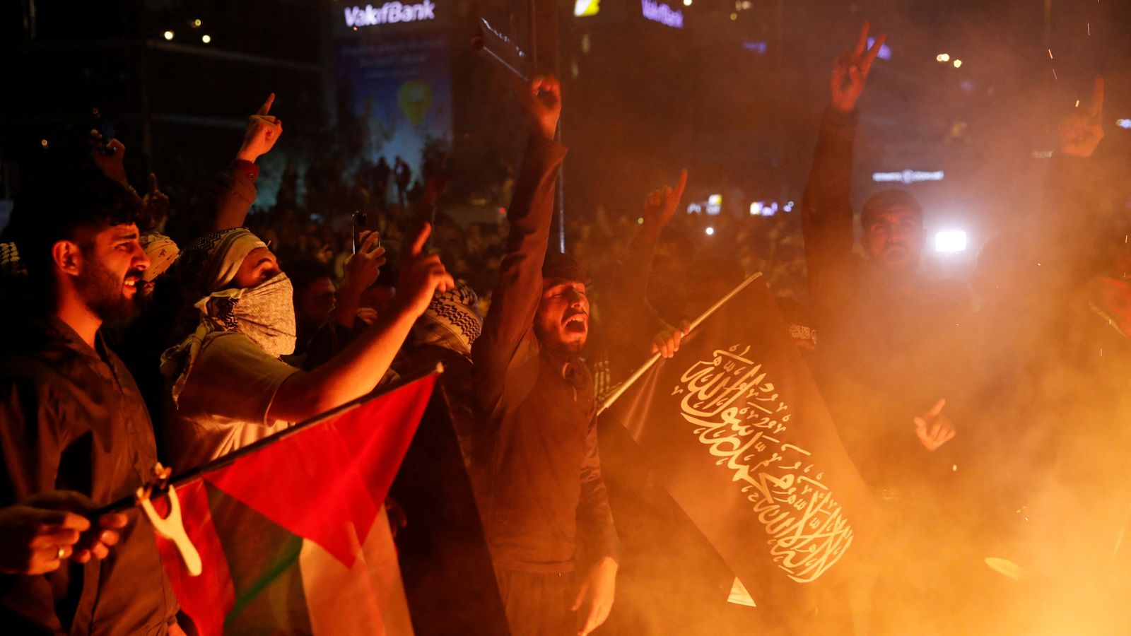 Изображение Протестиращи в Истанбул В град Рамала на Западния бряг