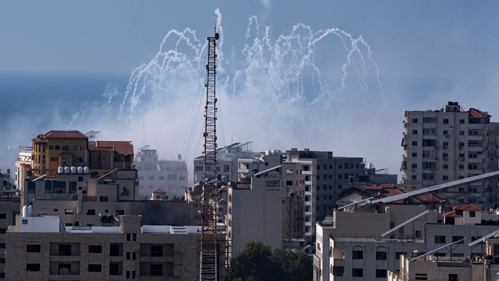 Въоръженото крило на Хамас междувременно казва че извършва големи удари