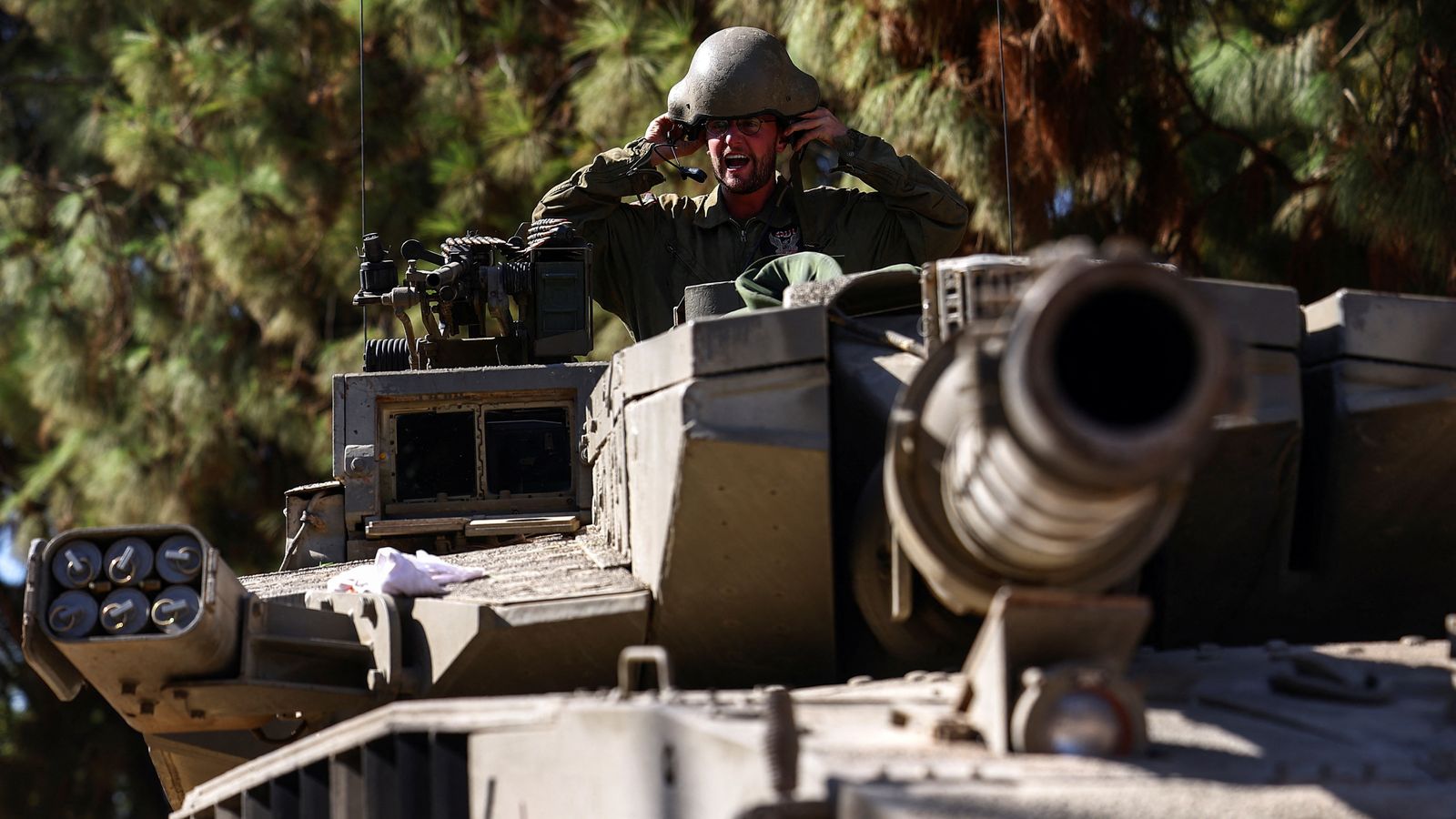 Изображение Израелски войник в танк близо до границата на Израел