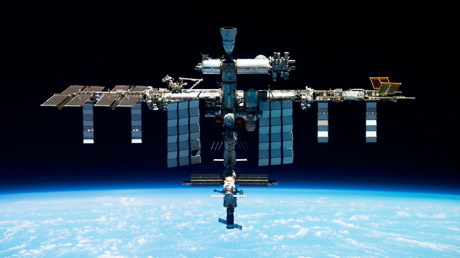 Седемчленният екипаж и станцията не са в опасност според Роскосмос