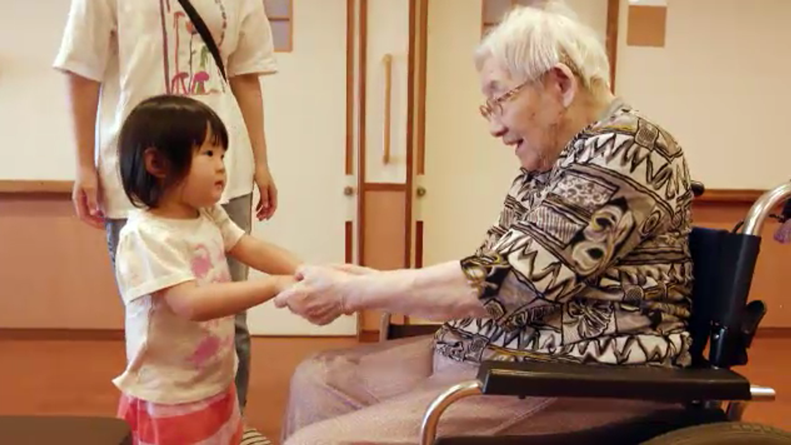 孤独を癒すために日本の養護老人ホームに「雇われた」幼児ワールドニュース