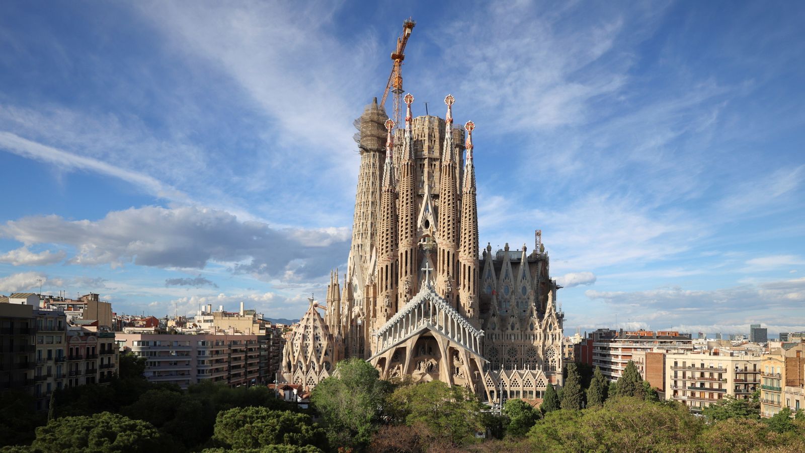 Саграда Фамилия в Барселона е близо до завършване, тъй като кулите са короновани