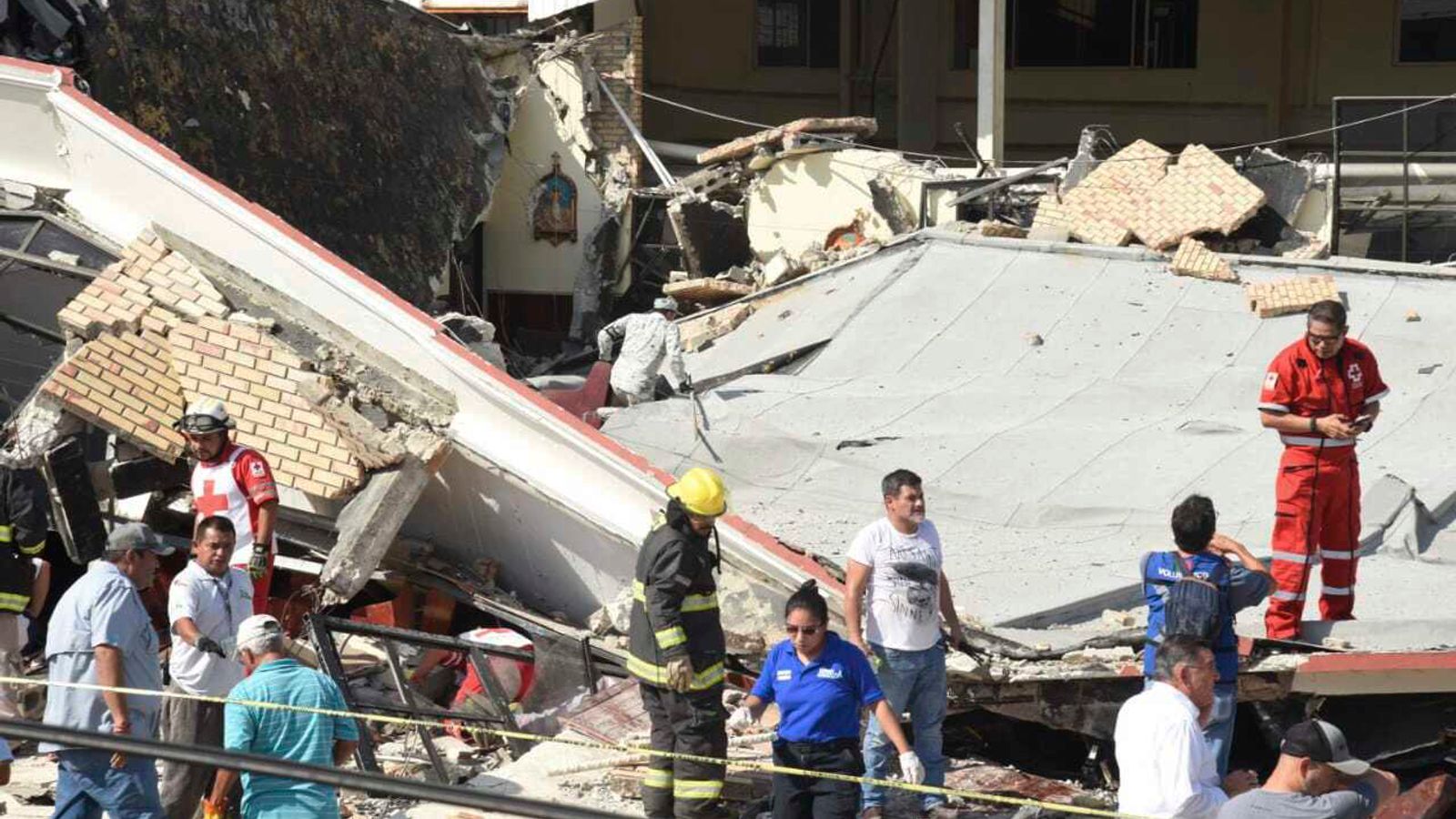 Al menos nueve muertos, incluidos niños, tras el derrumbe del techo de una iglesia en México |  Noticias del mundo