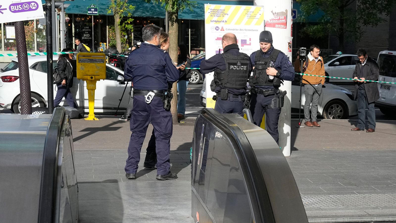 Изображение Снимка AP Полицията в Париж каза че служителите са