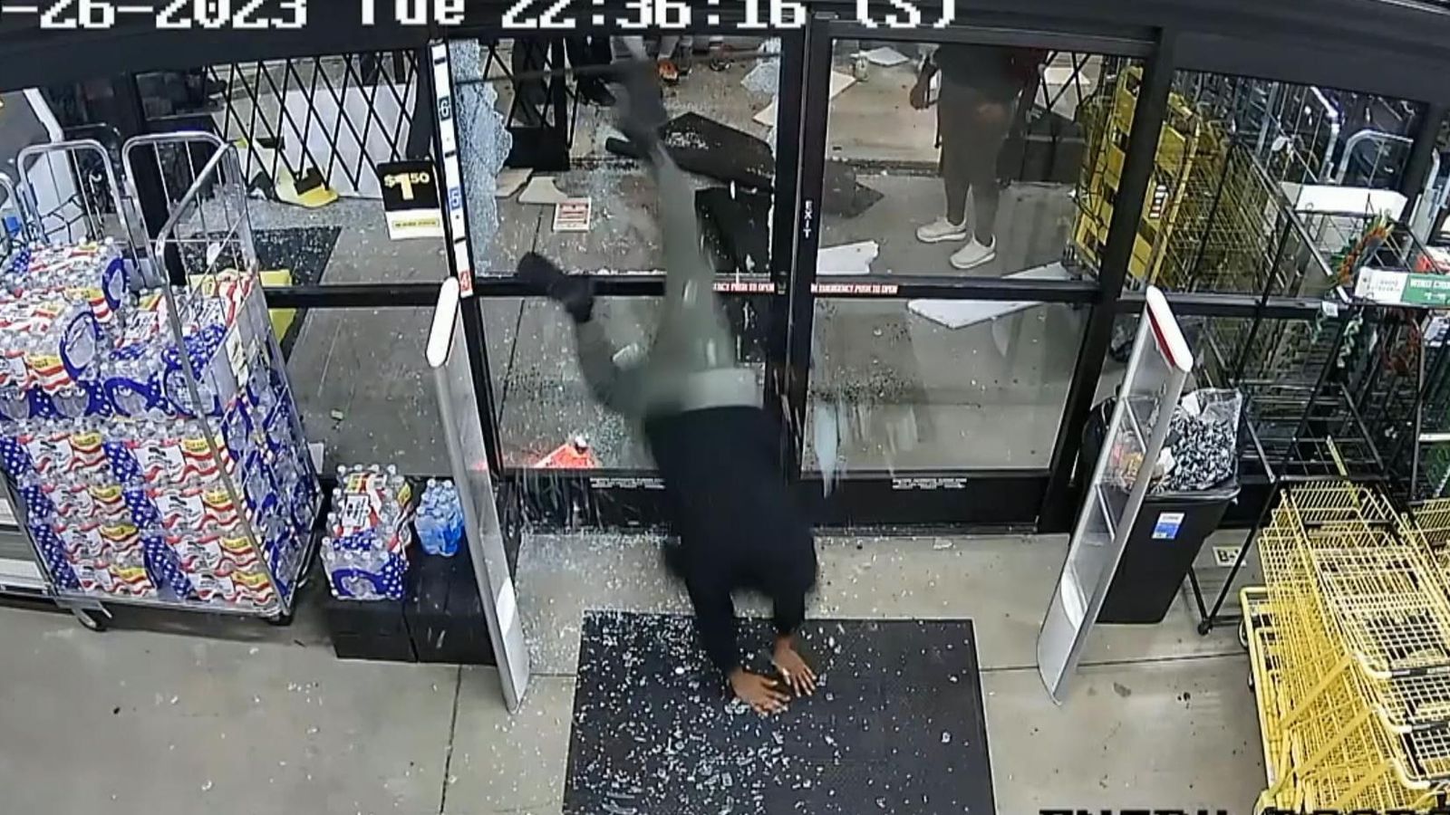 Philadelphia Over 70 arrested after looters smash window with shopping