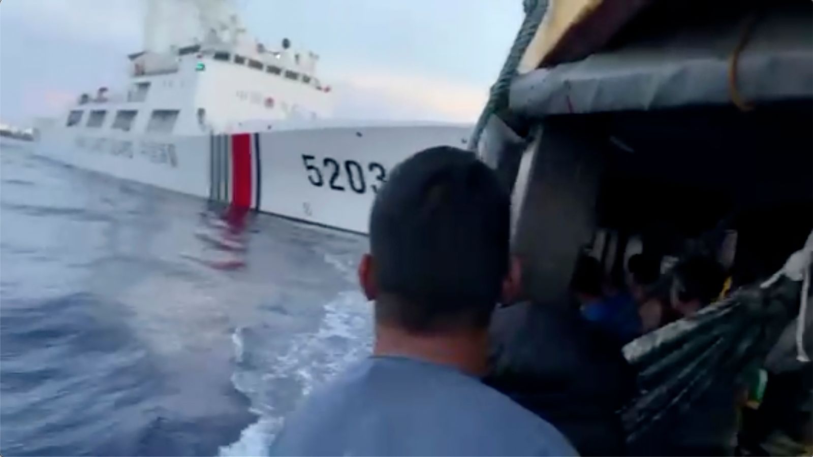 Китайски кораби блокираха и се сблъскаха с два филипински кораба